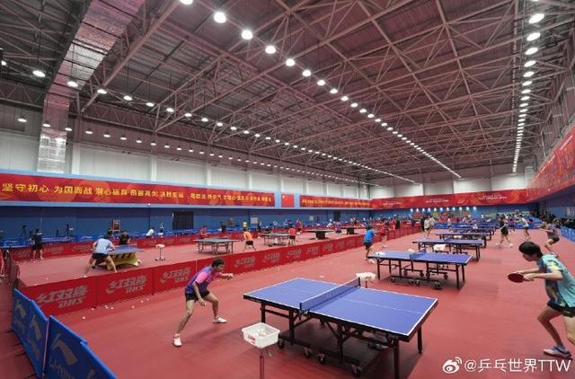 助阵！国乒出征亚运会前，中国乒协原主席徐寅生来到基地探望