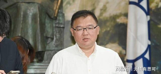 这跟不穿有什么区别?35岁女星直播穿搭引争议,大露背副乳险走光